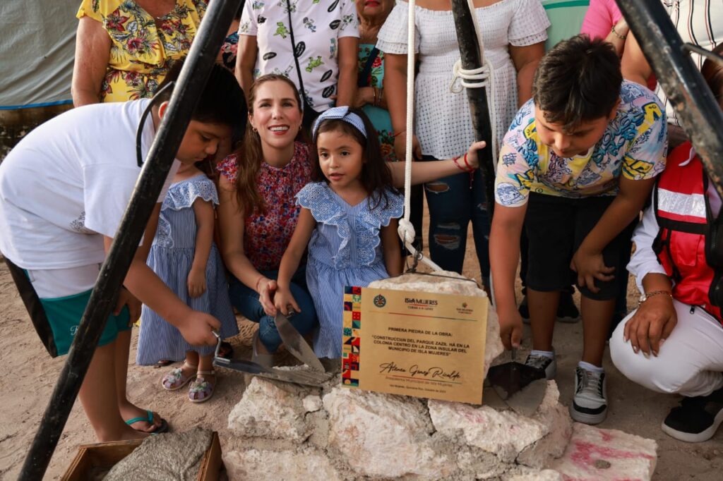 Atenea G Mez Ricalde Coloc La Primera Piedra Del Parque Zazil H Para